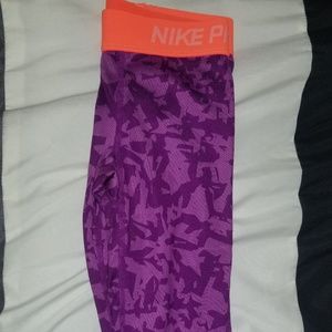 NWOT kids size small Nike pro capris
